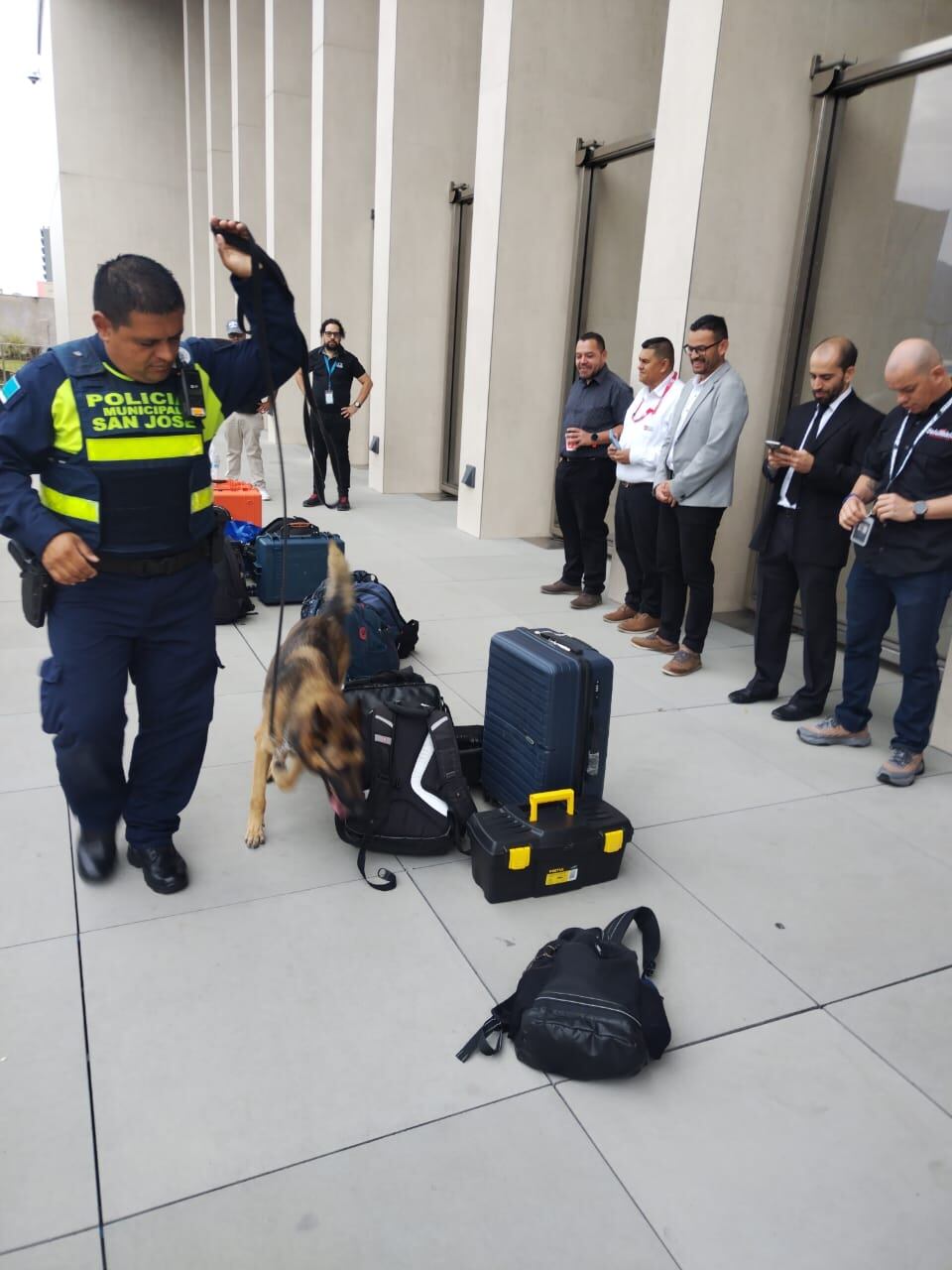 Desde antes de las seis de la mañana ya Seven andaba en los alrededores del edificio de la Asamblea Legislativo poniéndole duro al bretecito, feliz de la vida.