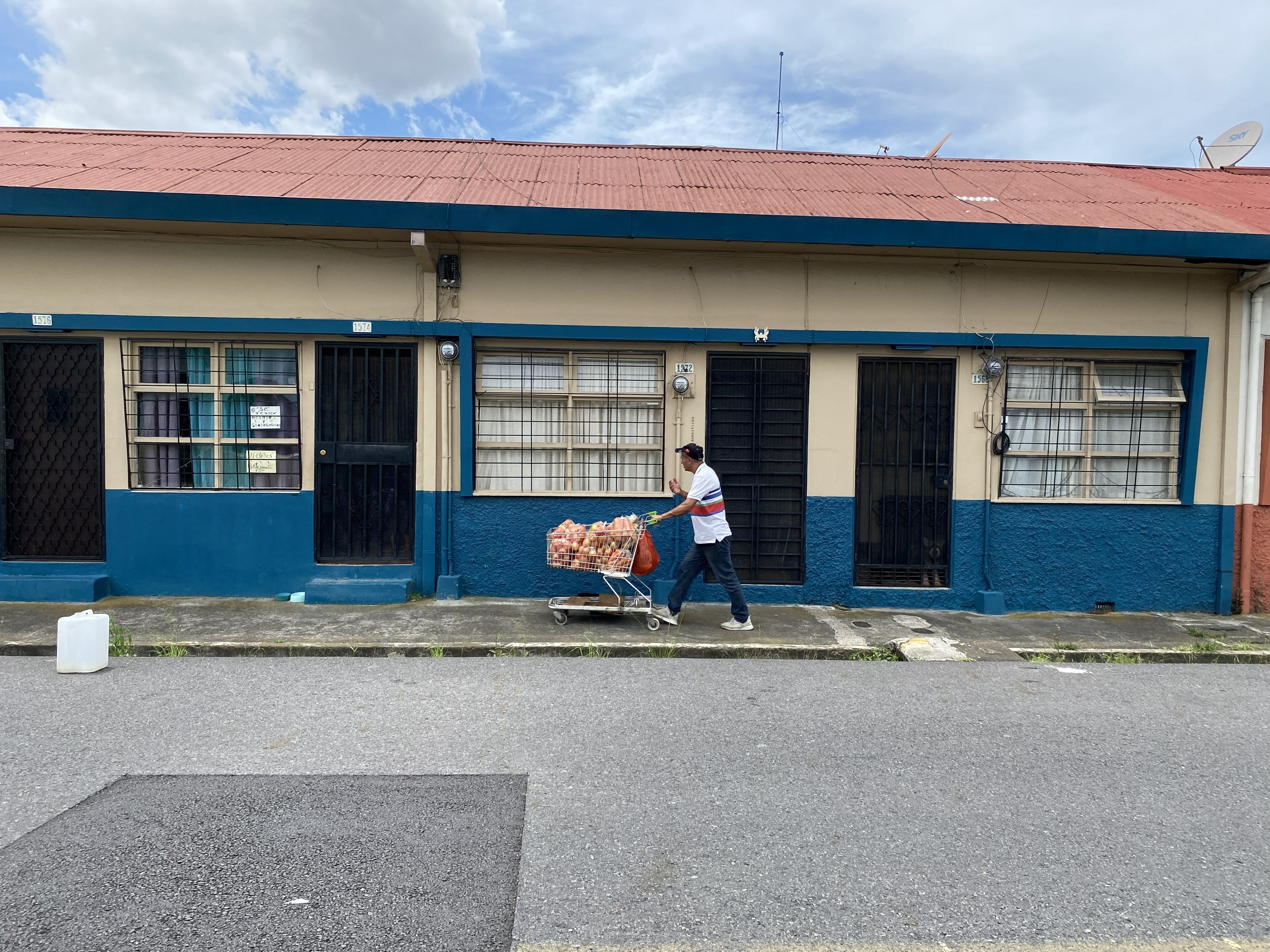 La escritora Karina Salguero y el fotógrafo Claudio Corrales retratan en un libro (“Barrio Luján. Una cartografía imaginada”) la vida cotidiana, la identidad y la resistencia de uno de los barrios más tradicionales de la capital costarricense.