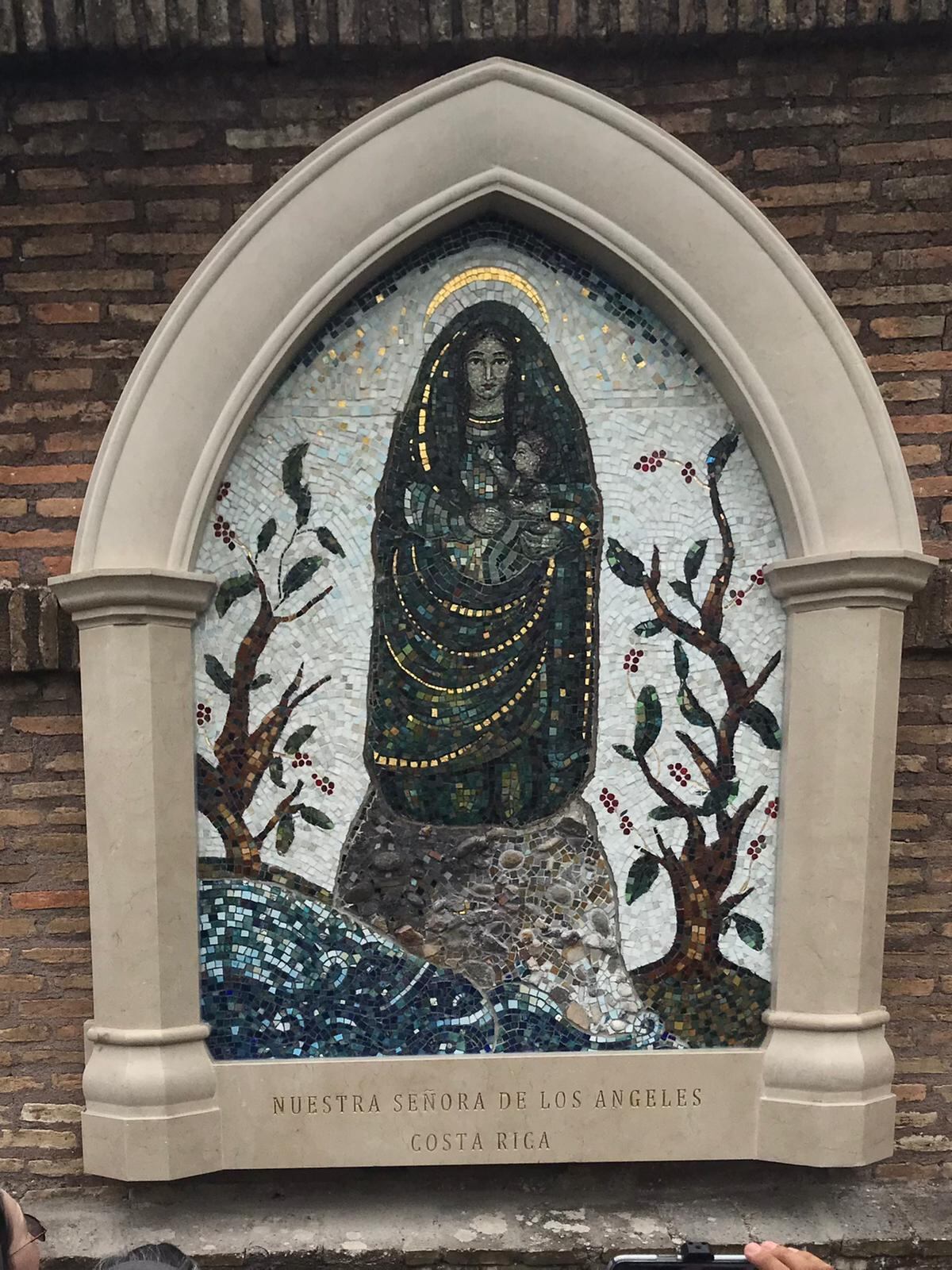 El 26 de octubre se develó un mosaico de La Negrita en los jardines del Vaticano, estuvo presente Paula Sáenz, la artista, monseñor Garita, el cantante Álvaro Solano y la soprano Yessenia Badilla