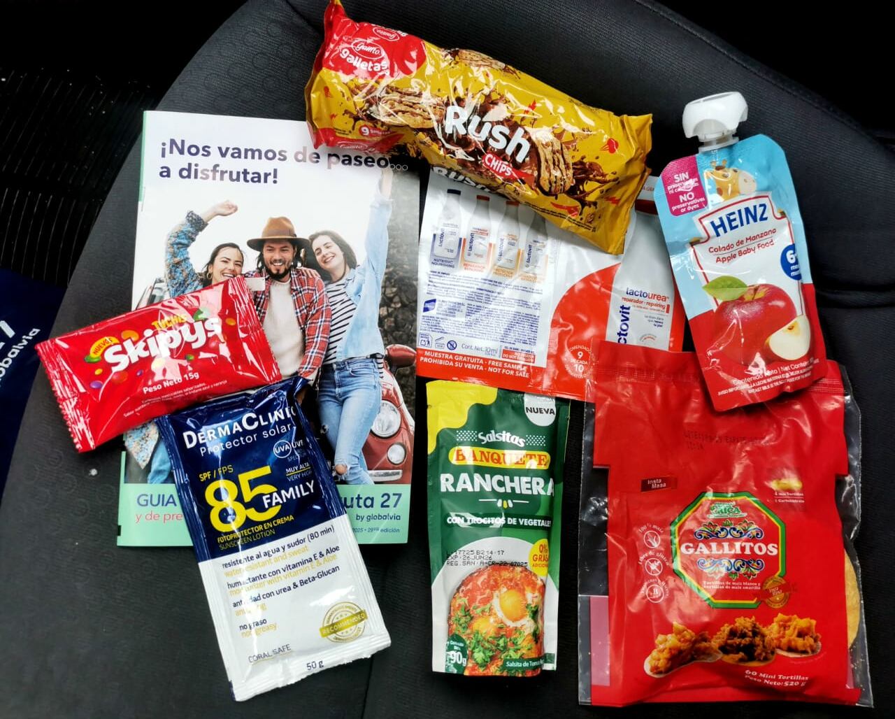 Regalos que entregan en el peaje de San Rafael de Alajuela, en la ruta 27