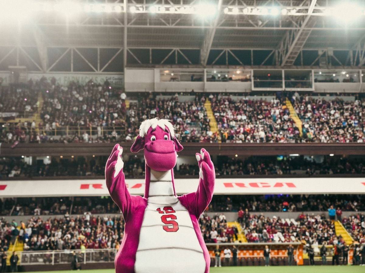 Saprissa no sería lo mismo sin Víctor Barahona debajo de la botarga de Monstruo. Foto: Cortesía Deportivo Saprissa.