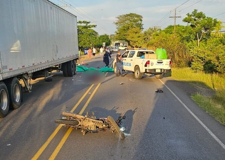 El motociclista falleció tras chocar contra la parte trasera del tráiler. Foto cortesía.