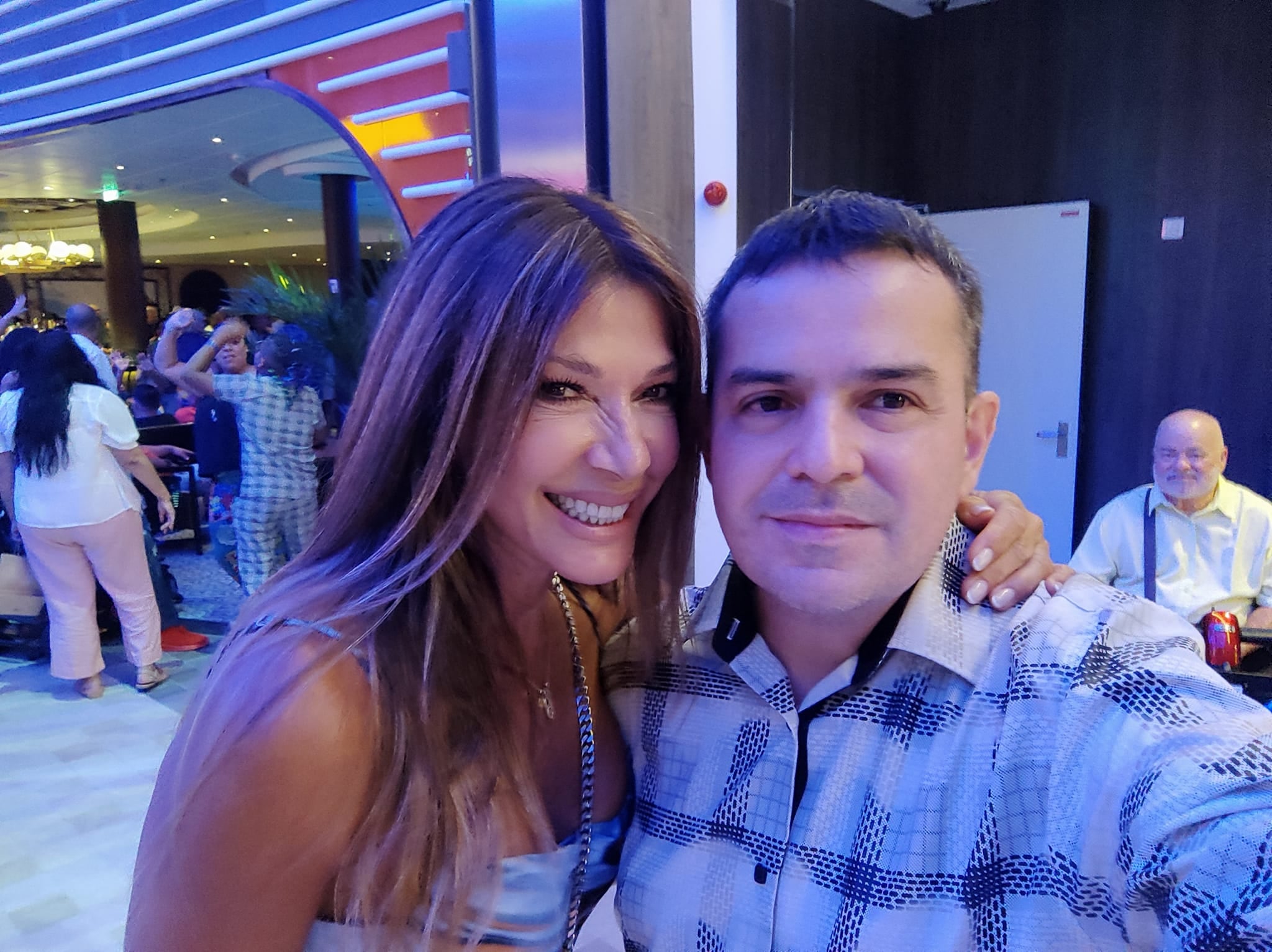 En el barrio San José de Alajuela, un muchacho soñador empezó a enamorarse de la música sin imaginar que, años después, su voz recorrería los océanos del mundo. Mario Alberto Saborío Madrigal, de 49 años, es hoy uno de los pocos costarricenses que ha hecho carrera como cantante en cruceros internacionales. En la foto con la actriz venezolana Catherine Fulop.