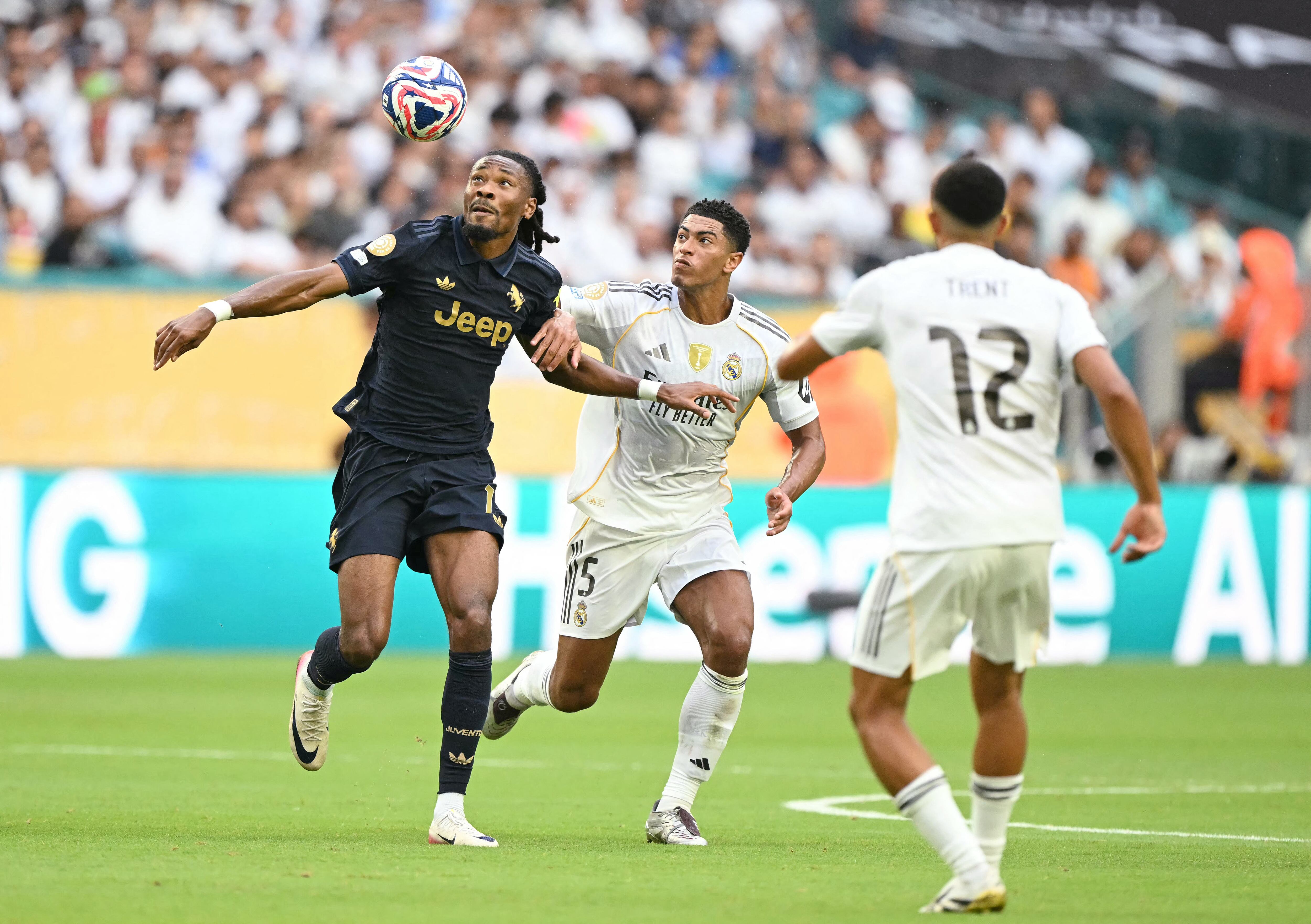 El centrocampista francés de la Juventus, Khephren Thuram-Ulien, y el centrocampista inglés del Real Madrid, Jude Bellingham