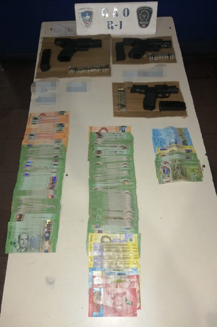 Decomisan ¢3,4 millones y 3 pistolas en San José. Foto MSP.