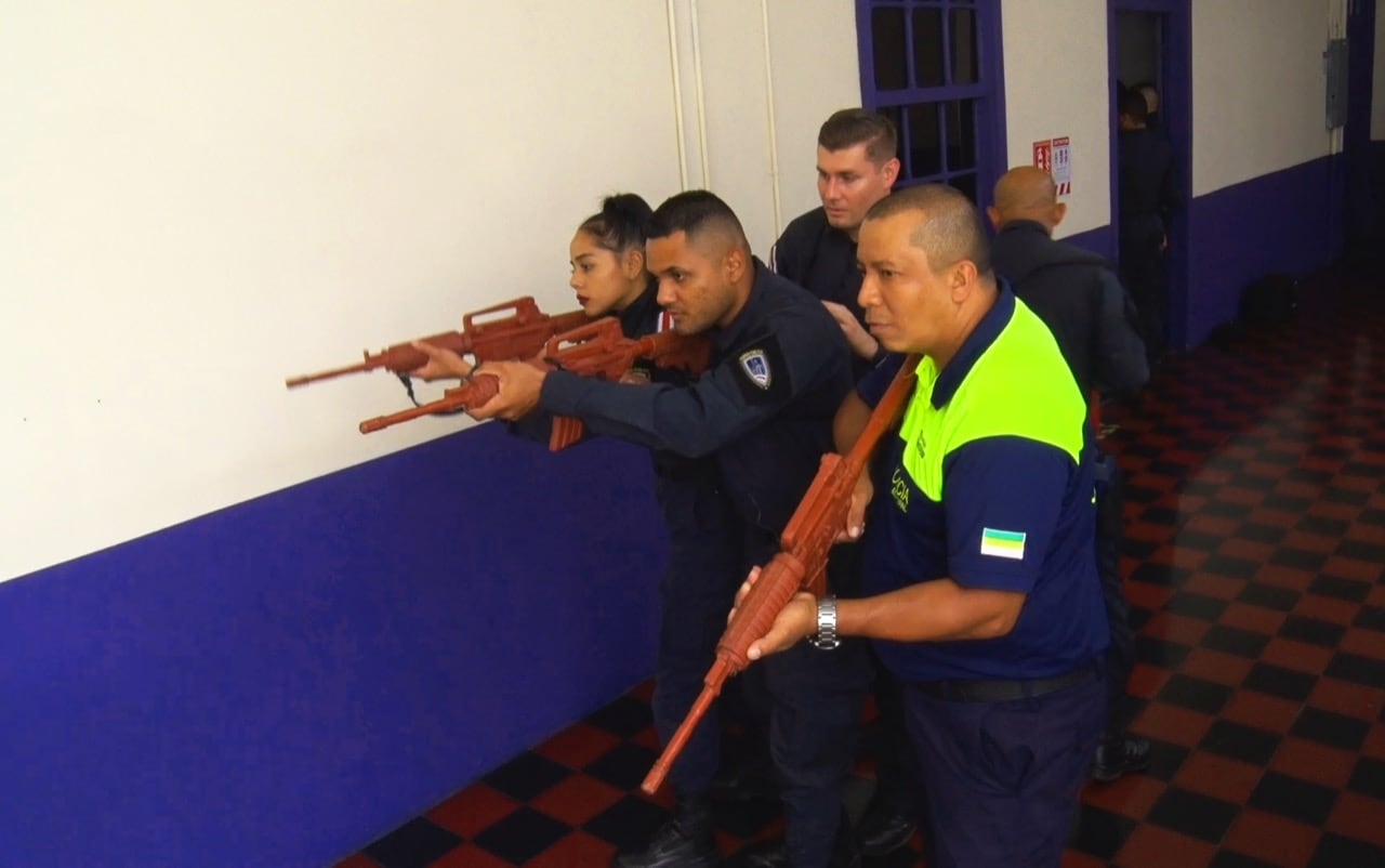 Agentes Federales de los Estados Unidos están dando varios cursos a la comunidad educativa pública y privada sobre la amenaza de tiroteos en centros educativos.