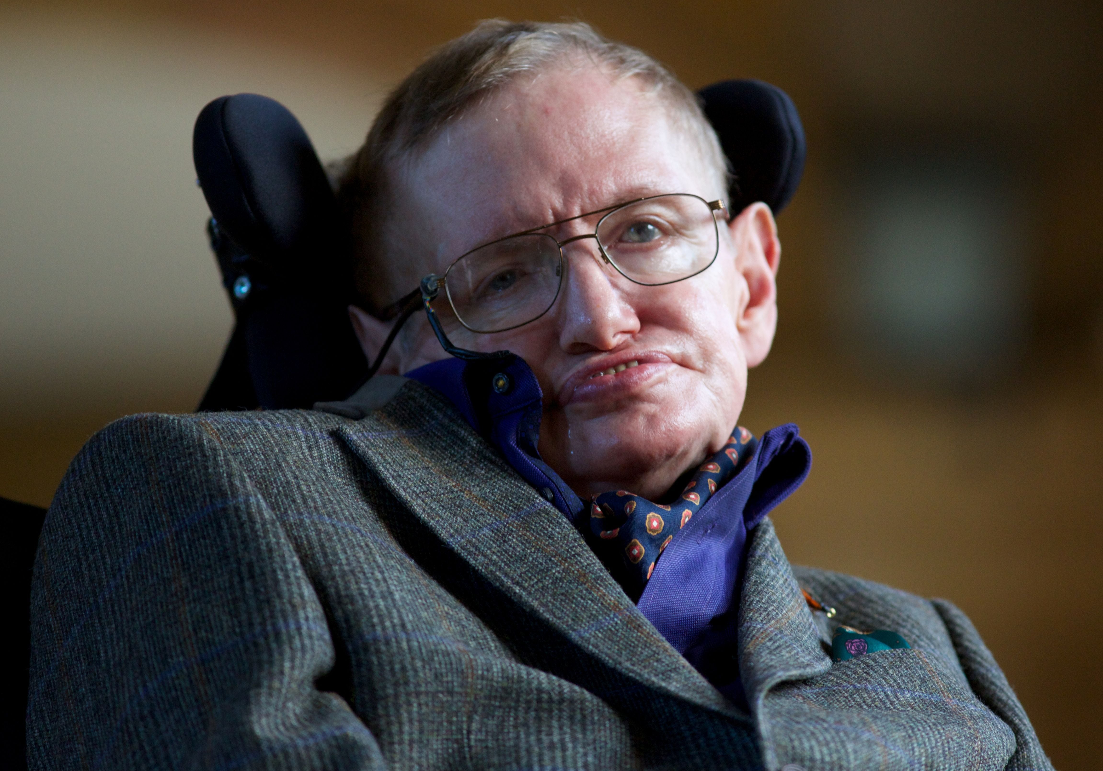 Stephen Hawking, físico teórico, cosmólogo y divulgador científico inglés, considerado una de las mentes más brillantes del siglo XX, en una imagen tomada durante una de sus conferencias.