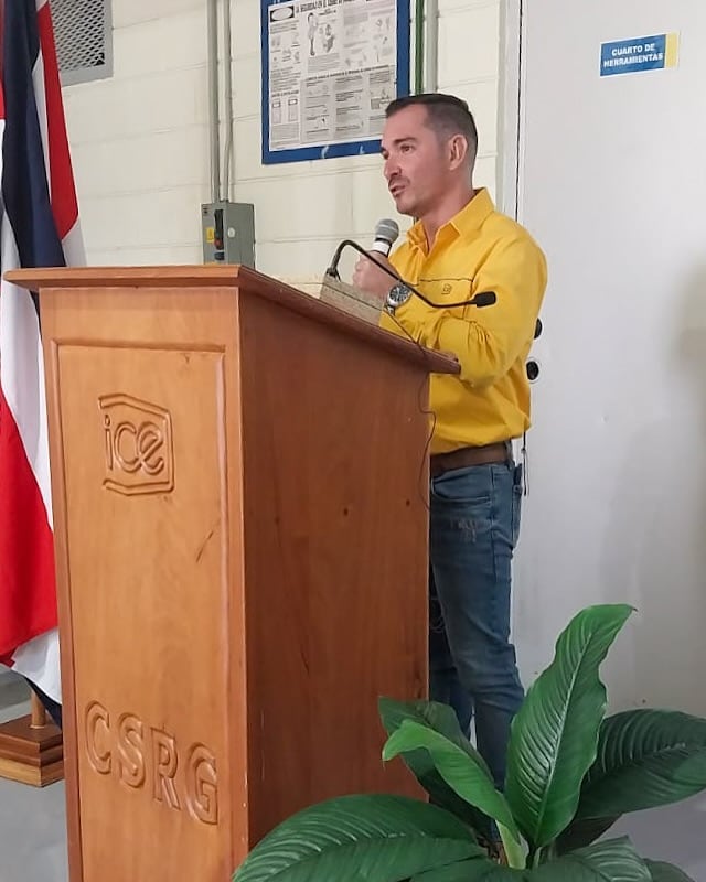 El periodista José Ernesto Herrera, quien hasta enero de este año fue figura de Teletica, mostró detalles de su nuevo trabajo y su exjefe y uno de sus excompañeros reaccionaron a lo que dijo.