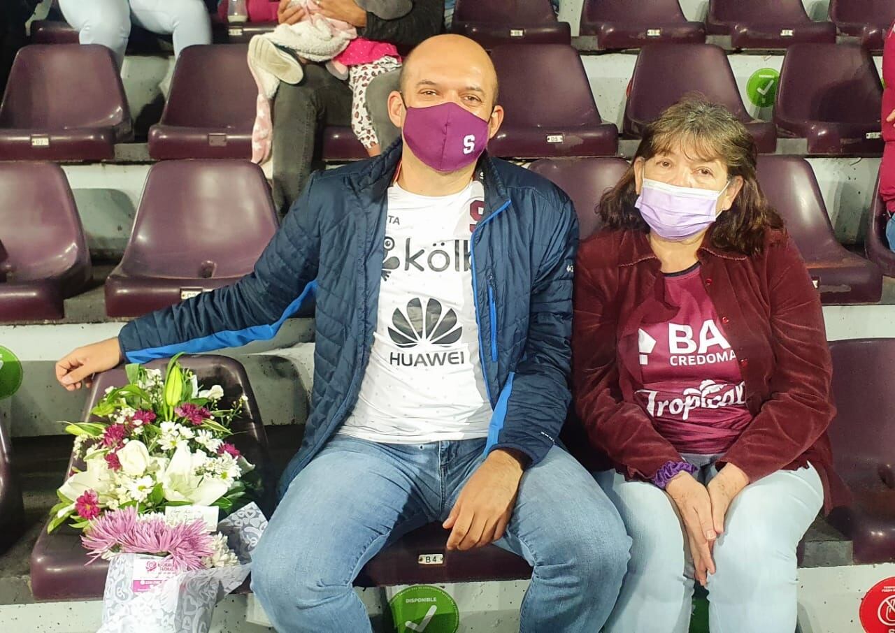 Luis Alberto Brenes y Rita Zúñiga, hijo y esposa de Losilla. Cortesía.