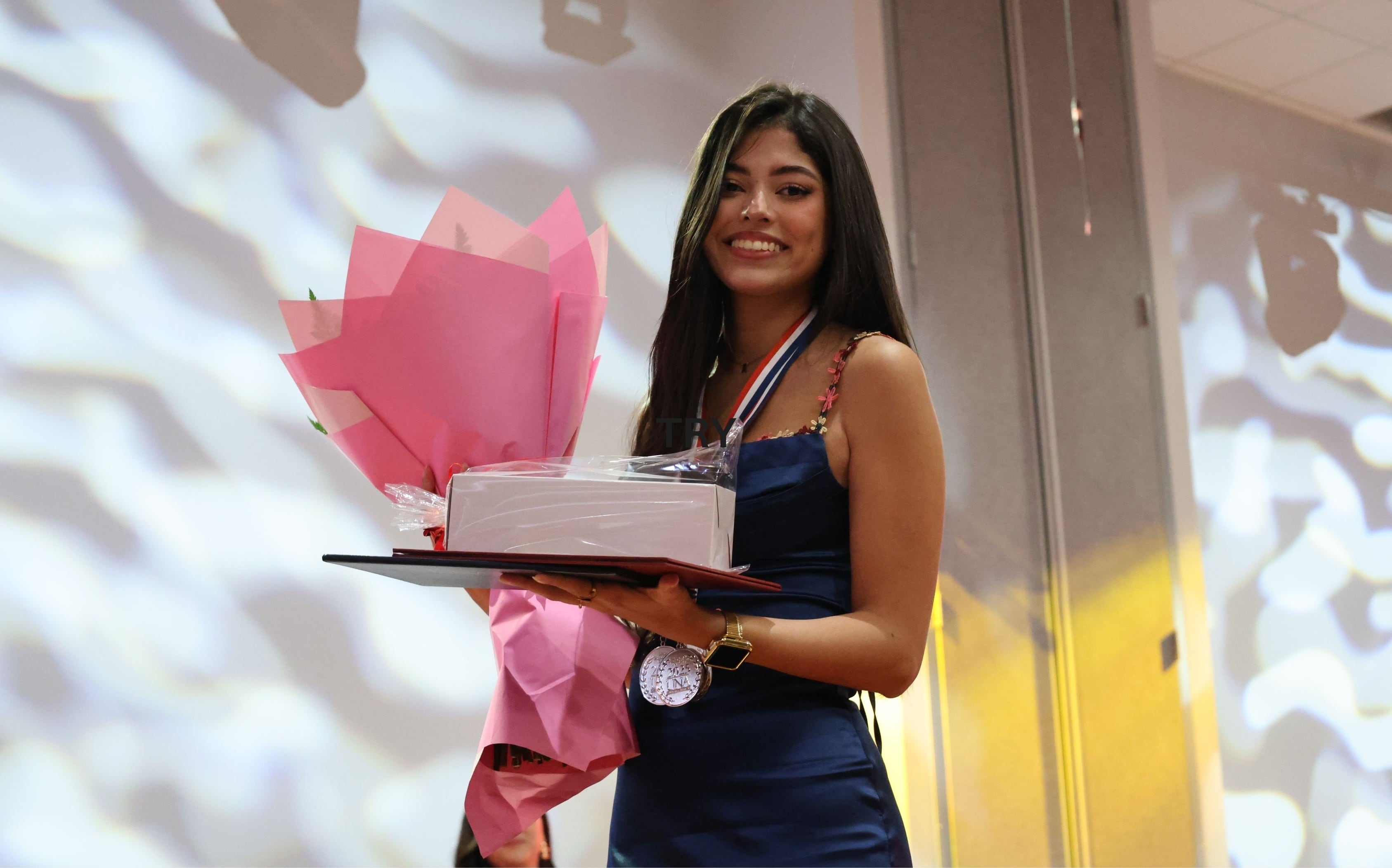 Karla Brenes Coronado, a sus 23 años, la estudiante de Psicología del Campus Omar Dengo obtuvo el mejor promedio de la licenciatura en Psicología, mejor promedio de grado, mejor promedio de la Facultad de Ciencias Sociales, y mejor promedio de todas las carreras de la UNA.