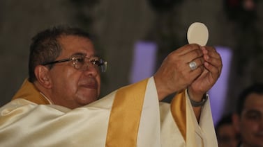 Monseñor Javier Román envía mensaje mientras se recupera de infarto y se deja ver como pocas veces (video)