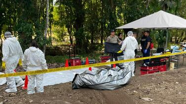Buzos forenses que extraen cuerpos en tanques exponen sus vidas ante fuerte contaminación