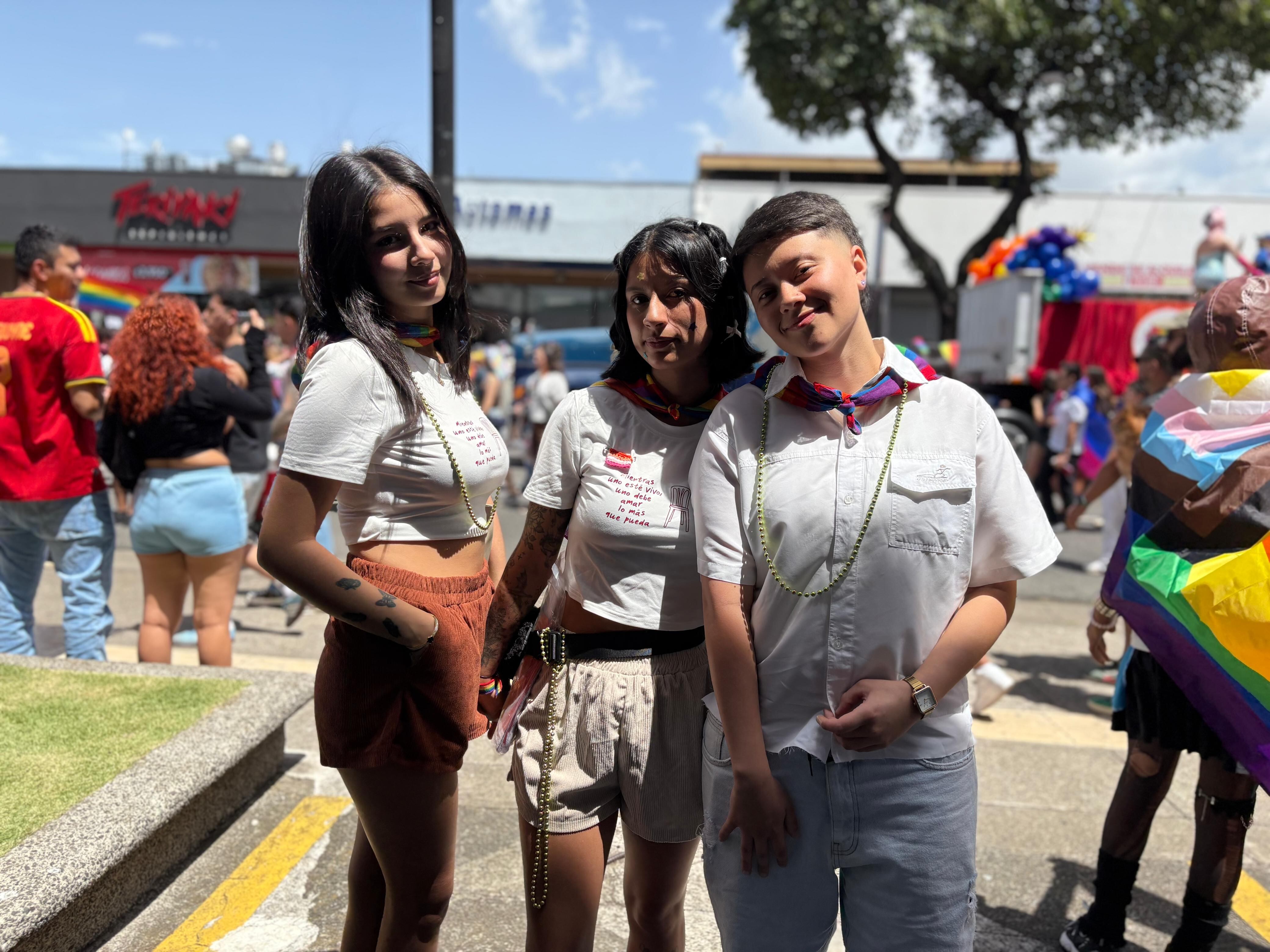 Jimena (derecha) dice que todos debemos respetarnos para vivir en paz