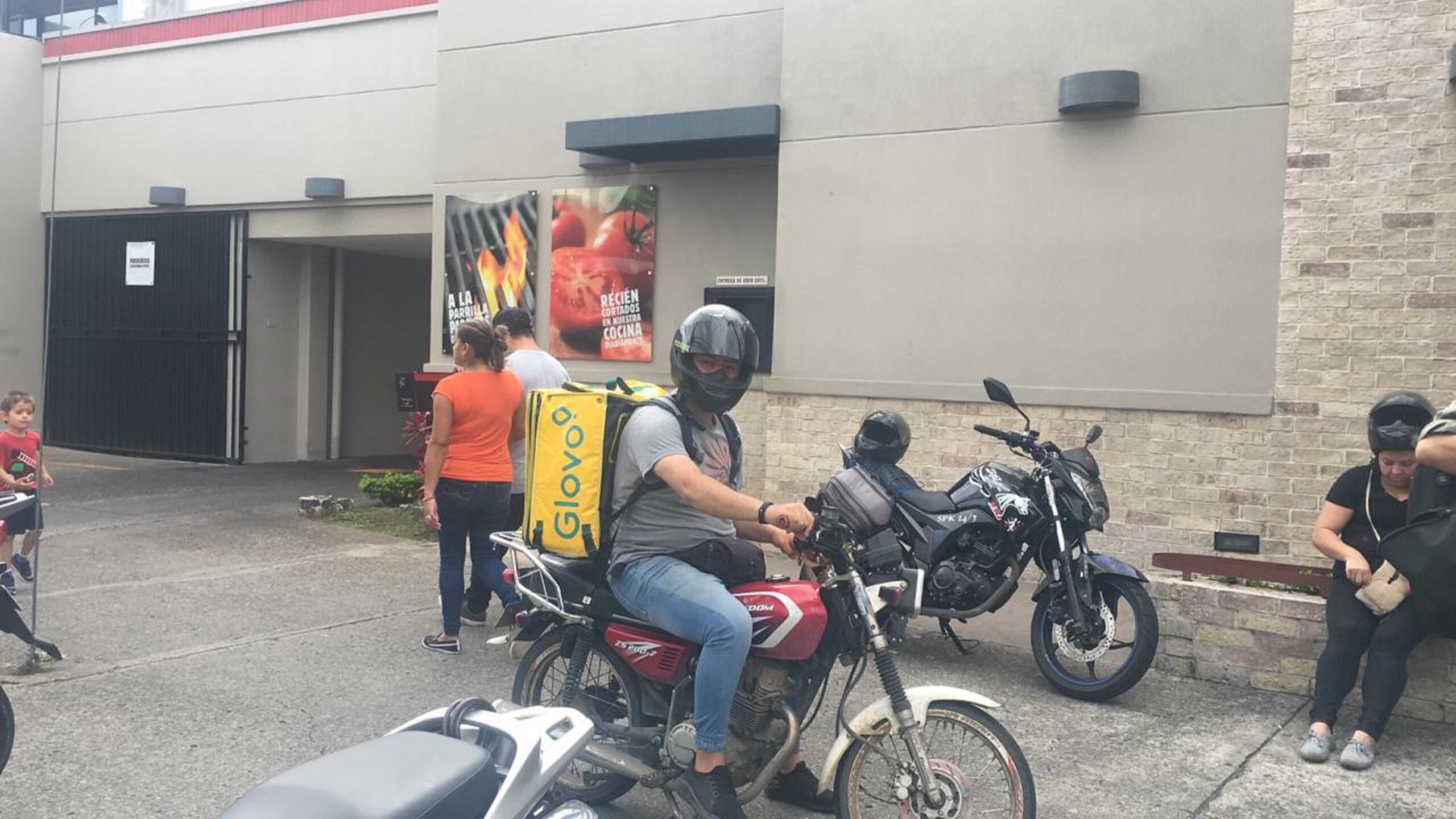 Tránsito le pide que por favor tenga paz con quienes entregan comidas a domicilio para evitar accidentes