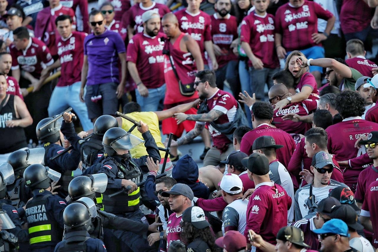 La Ultra ensucia el clásico haciendo pleitos entre ellos y con la Fuerza Pública
