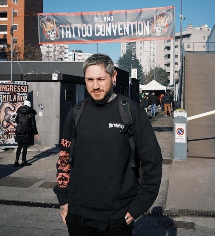 Max Rodríguez dejará de tatuar por problema médico