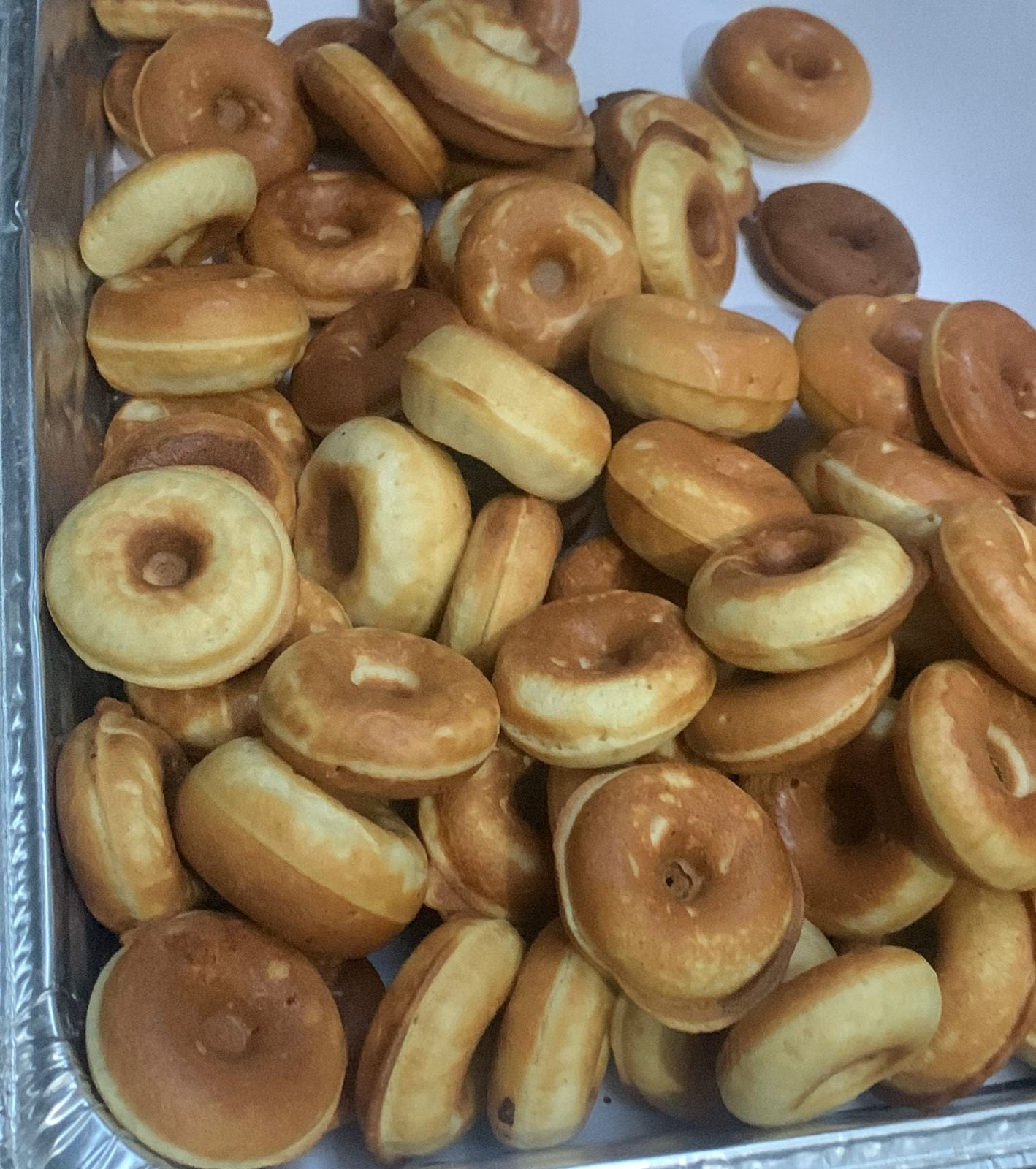 Con apenas 19 años, la nicaragüense Crystel Muñoz decidió dejar su natal Masaya y venirse a Costa Rica con una meta firme: salir adelante y construir un mejor futuro. Ahora vende donitas en un semáforo de Heredia