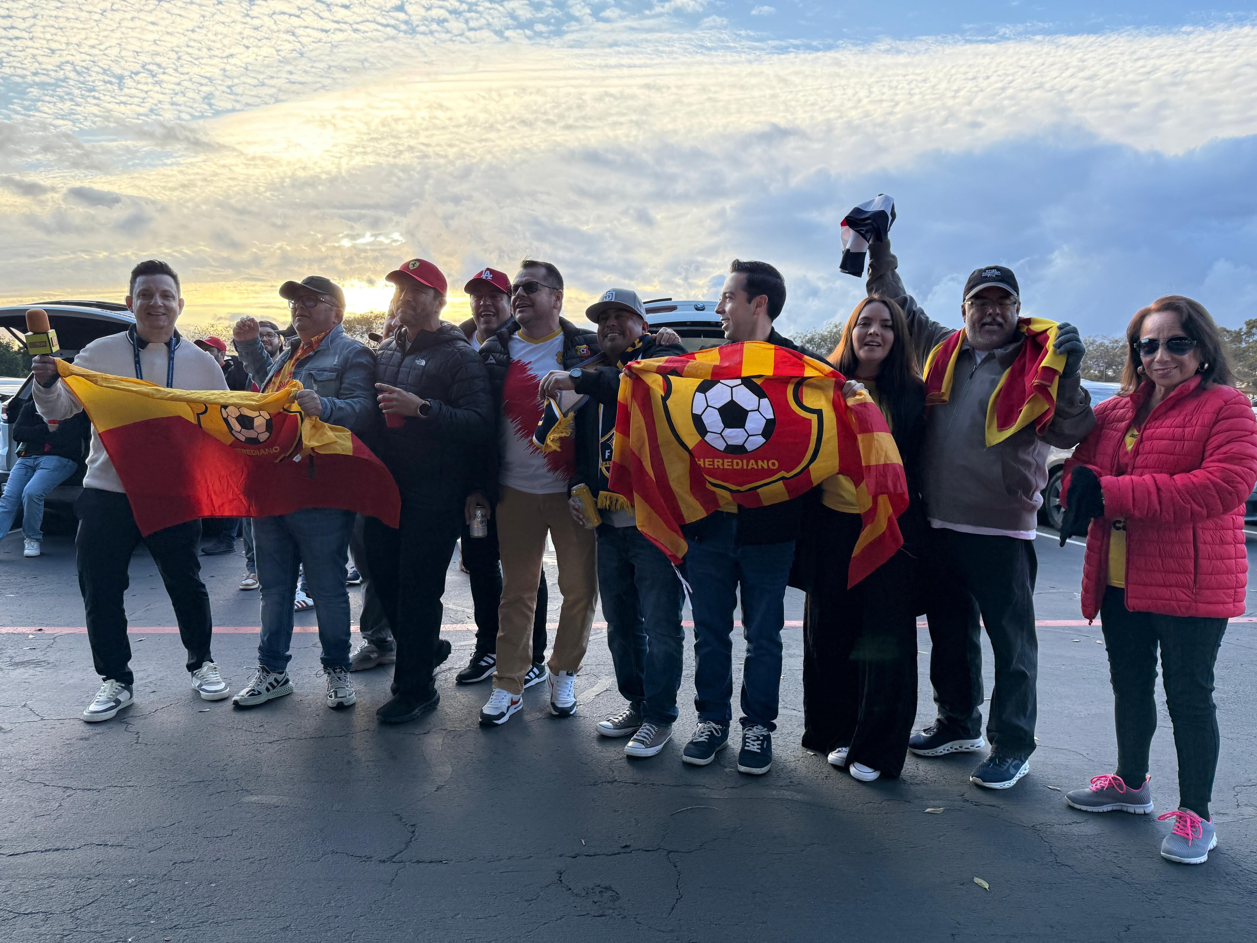 Aficionados de Herediano en las afueras del Dignity Health Sports Park
