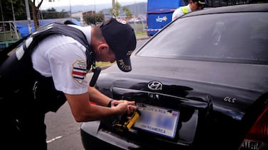 ¿Por qué podrían quitarle las placas? MOPT aclara los motivos más comunes