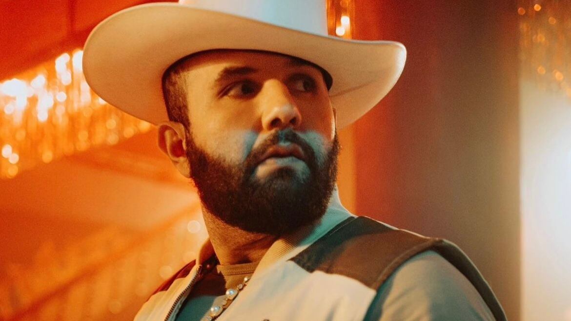 Primer plano de Carín León con chamarra y sombrero