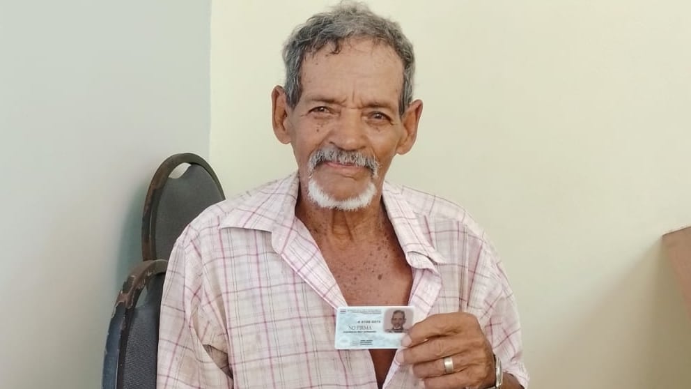 José María Saavedra Hernández es vecino de Ciudada Neilly, cariñosamente le dicen Pana Pata Pelada, tiene 94 años y hasta el 27 de mayo del 2024 pudo tener cédula de identidad, era un ciudadano de ninguna parte.