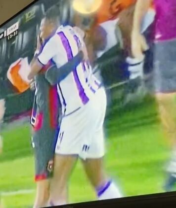Kendall Waston y Jeison Lucumí protagonizaron un momento épico del clásico.