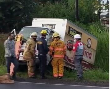 El choque fue tan fuerte que el camión salió expulsado a un lado de la carretera. Foto cortesía