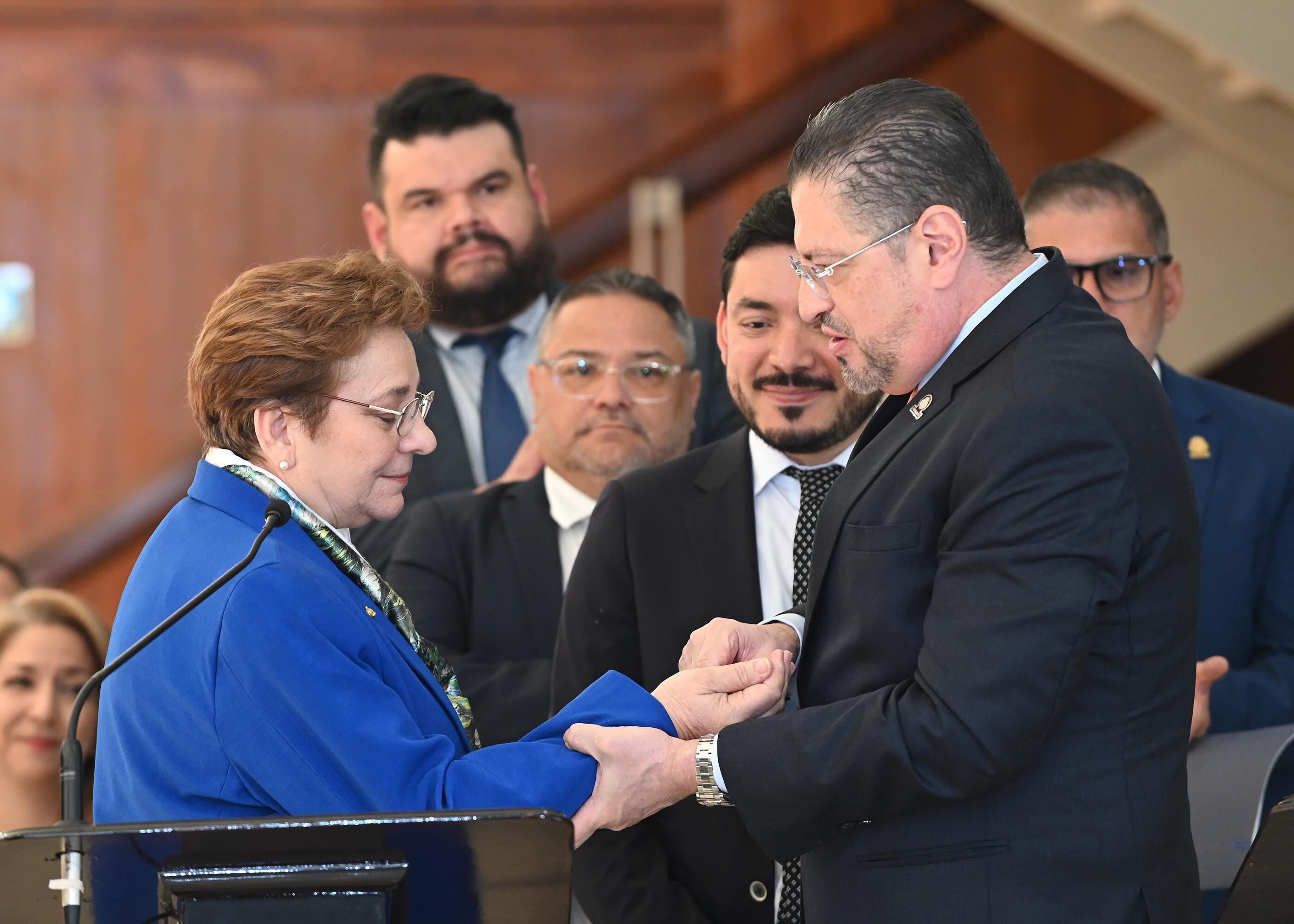 Presidente Chávez anuncia renuncia y sustitución de 5 ministros del gabinete.