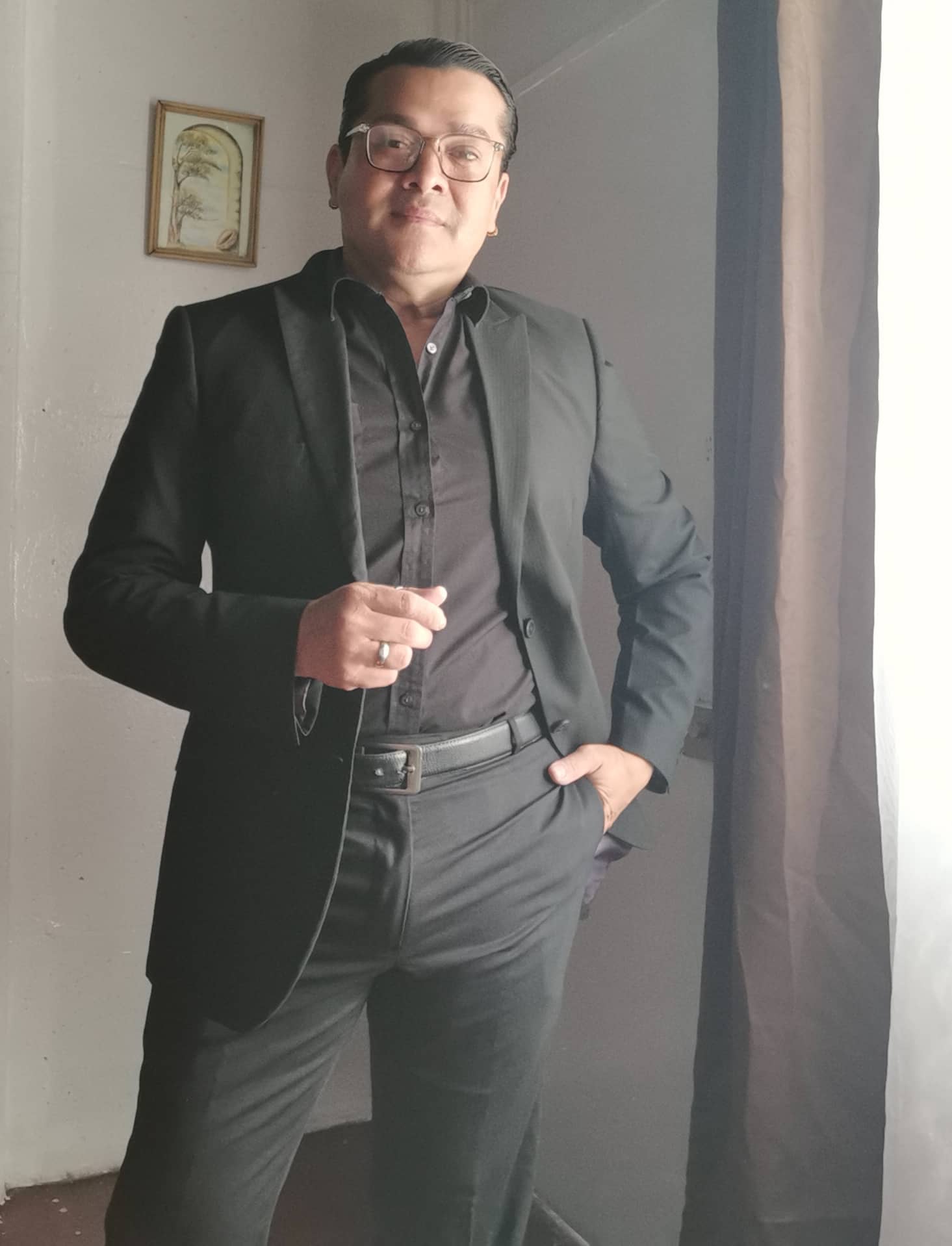 El nicaragüense William Hernández Hernández, trabaja como auxiliar en enfermería, también como estilista y dirige el grupo folclórico Xochiquetzal