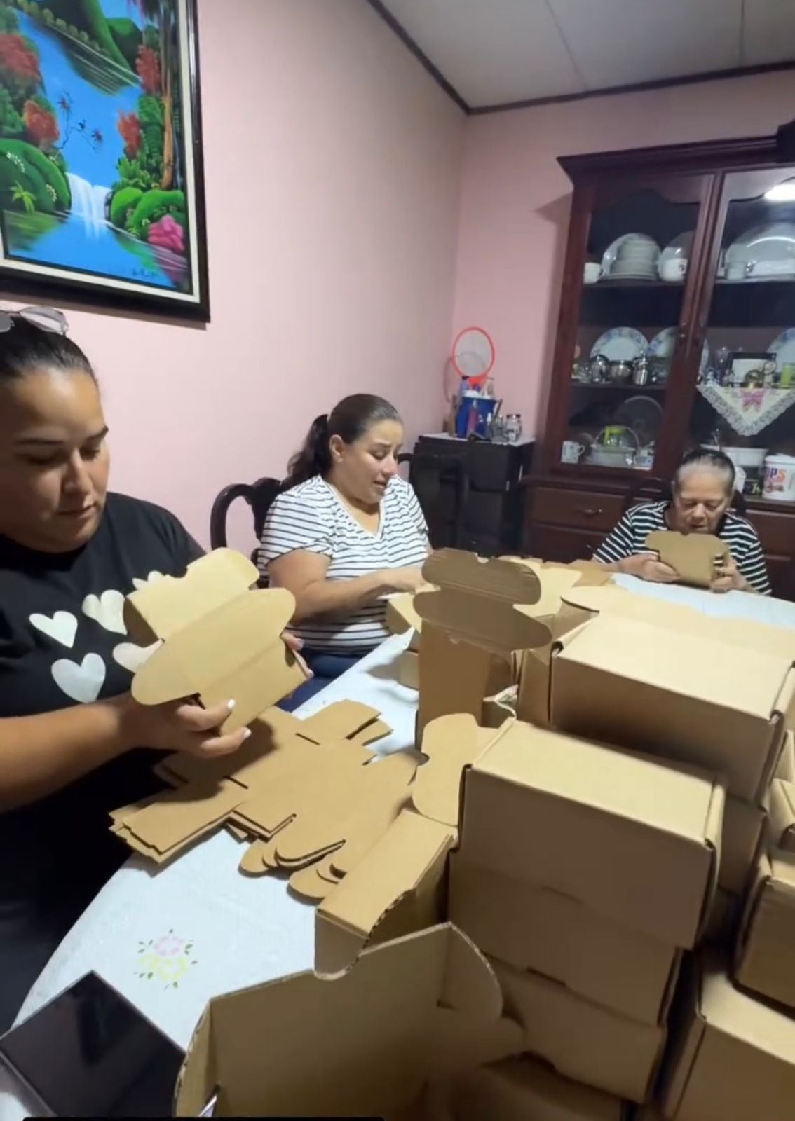 Daniela Gamboa y Alejandro Chaves se casaron hace 10 años. Ella es de Escazú y él de Cartago. Este matrimonio comenzó un emprendimiento en Costa Rica y lo han fortalecido desde Europa