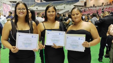 En “combo familiar” el título de bachiller colegial “sabe más rico”
