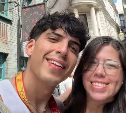 Creador de contenido Julián Valverde y su hermana