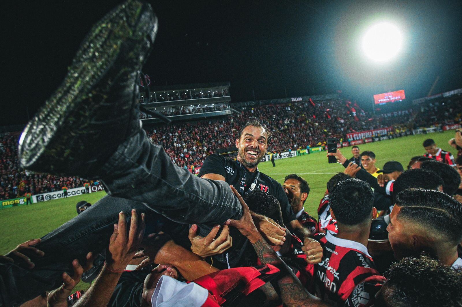 Los jugadores de Liga Deportiva Alajuelense alzaron a Andrés Carevic en pleno festejo de la Copa Centroamericana de Concacaf.