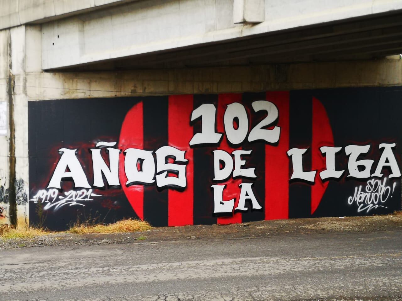 Grupo Soy Manudo hace murales en puentes y paredes