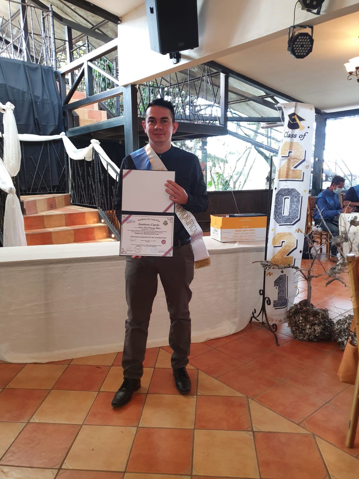 Dereck Ramírez Molina es un joven del barrio Cristo Rey en San José que dejó los malos pasos cuando conoció al padre Sergio Valverde de Obras del Espíritu Santo