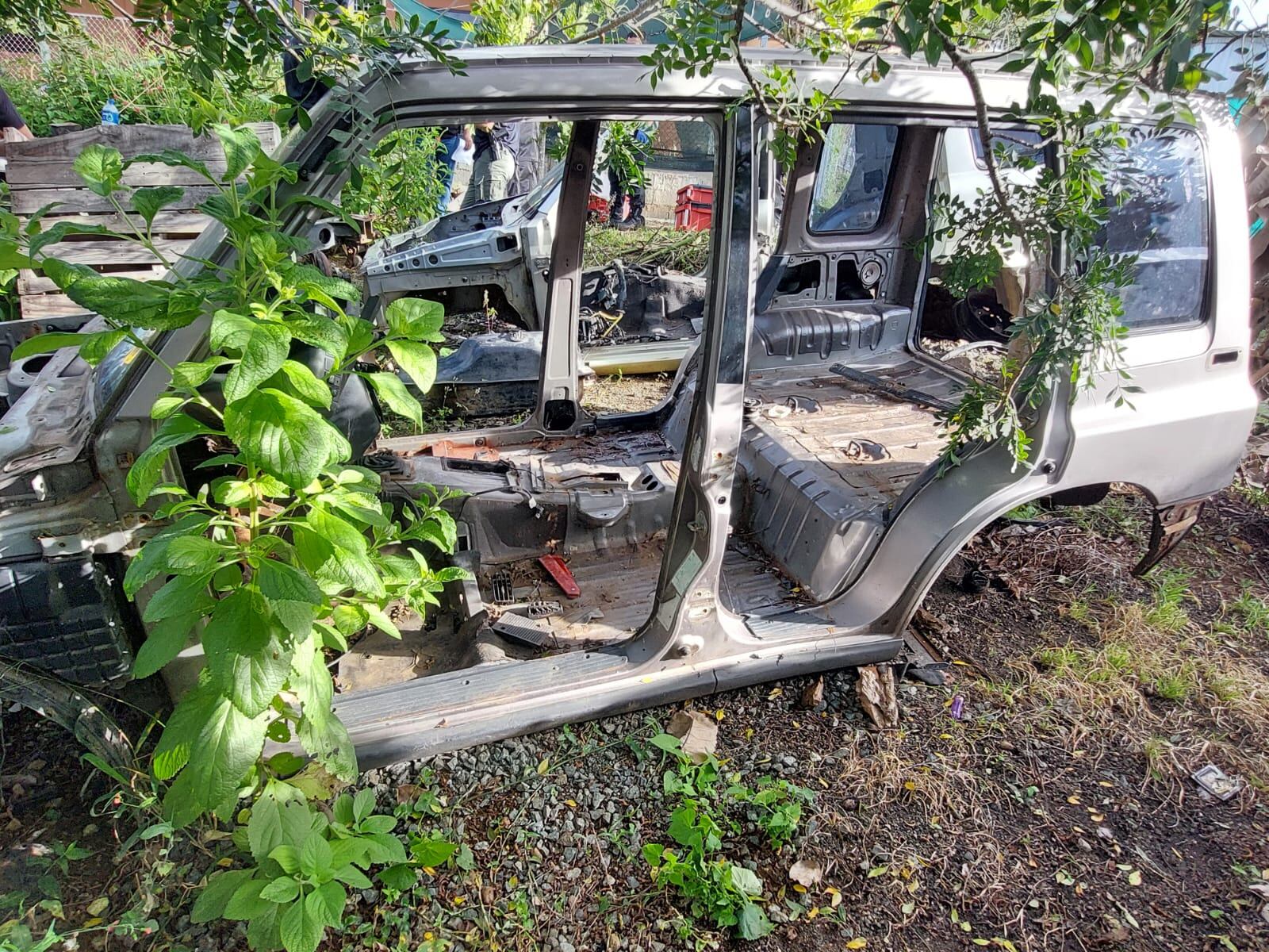 En Vuelta de Jorco de Aserrí hay una propiedad en la que escondían carros robados, OIJ allanó este sitio. Foto: OIJ