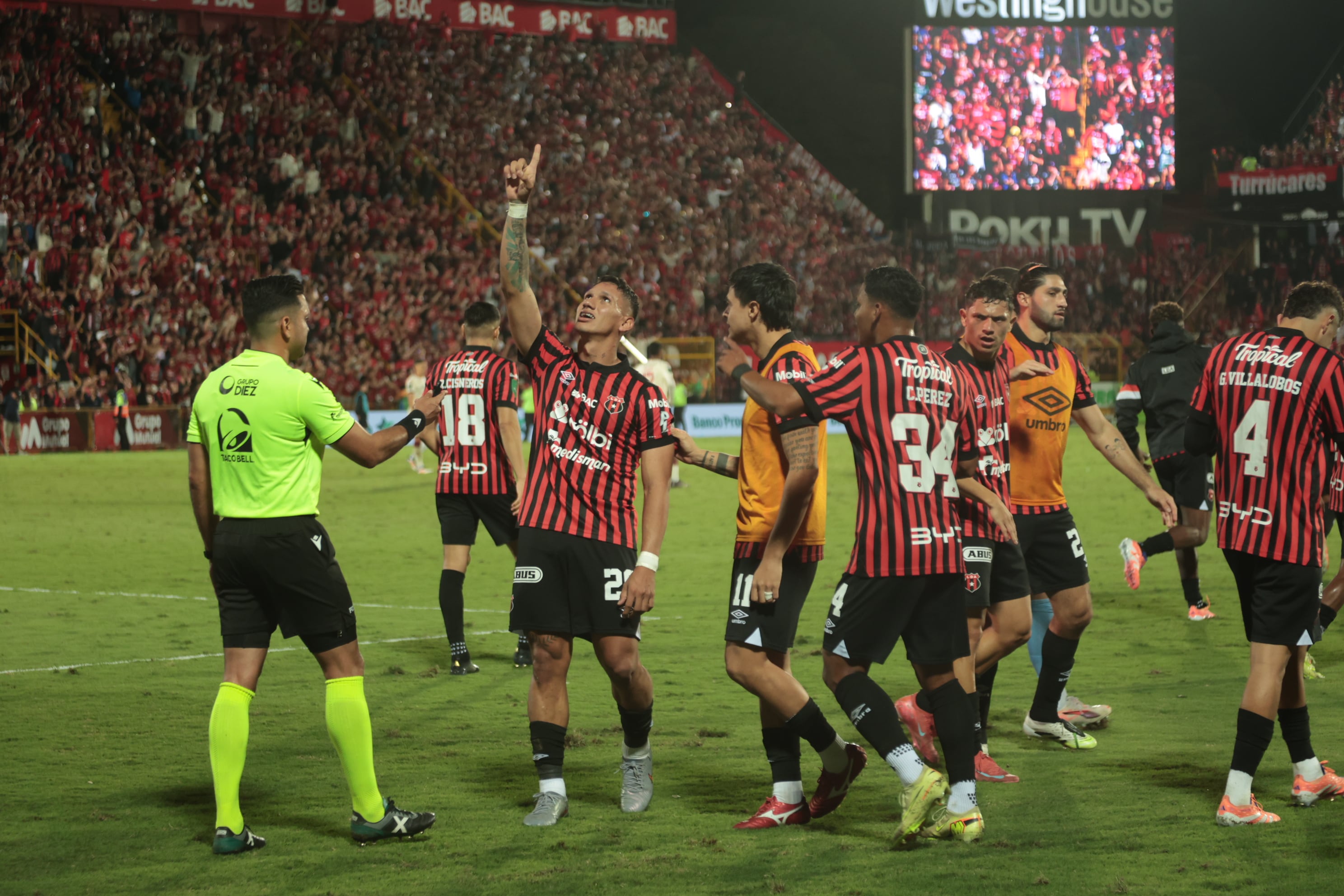 20/12/2025/ partido de ida entre Liga Deportiva Alajuelense vs Saprissa por el partido de vuelta de la final del Torneo apertura de la Liga Promerica 2025 en el estadio Alejandro Morera Soto / foto John Durán