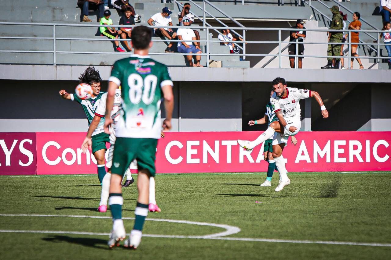 Michael Barrantes marcó diferencia con un disparo de media distancia. Así consiguió el gol de Alajuelense contra Verdes en Belice, en la Copa Centroamericana de Concacaf.