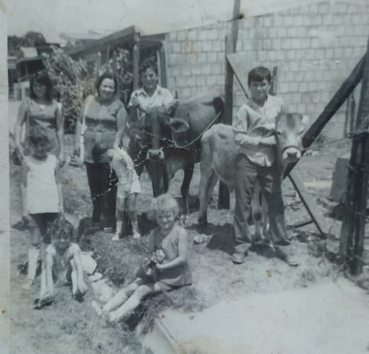 Doña Ana Rita Rojas es alajueliteña de la pura cepa. Como ella misma dice: “nací, crecí y vivo en Alajuelita”. Tiene 57 años y hace unos 25 años su papá se inventó un anuncio para un chatarrero al cual ella le puso la voz. El audio es "estimados vecinos".