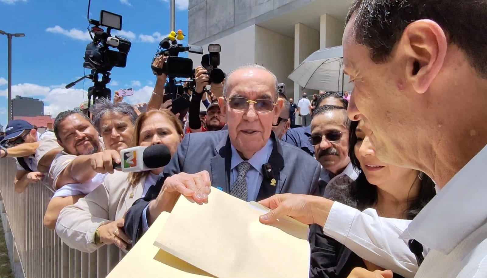 Isaac Andrey Parra Rodríguez, es un estudiante de la escuela Los Ángeles de San José, cursa el cuarto grado y este miércoles fue el representante de todas las escuelas del país en la lucha porque aumenten el presupuesto para la educación.