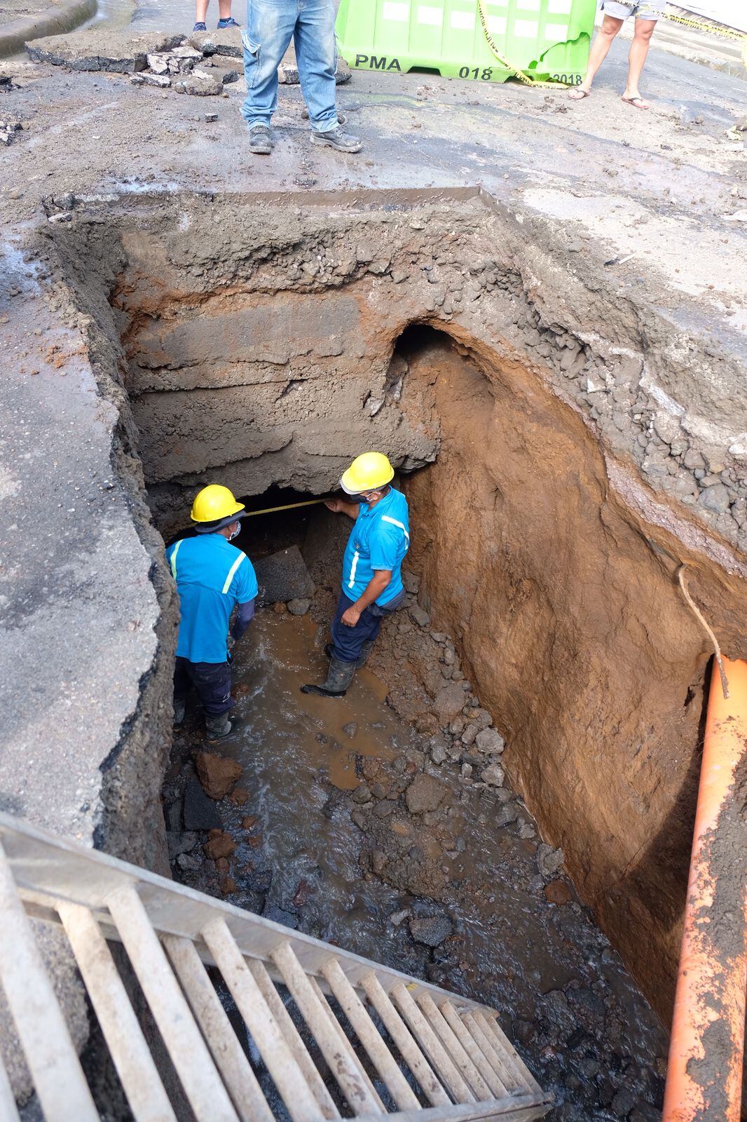 Taxista que cayó a enorme hueco vivirá calvario para que le arreglen el carro. Foto