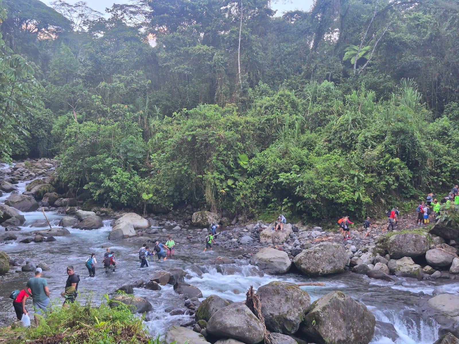 El barro y la neblina dominan los primeros kilómetros de montaña.