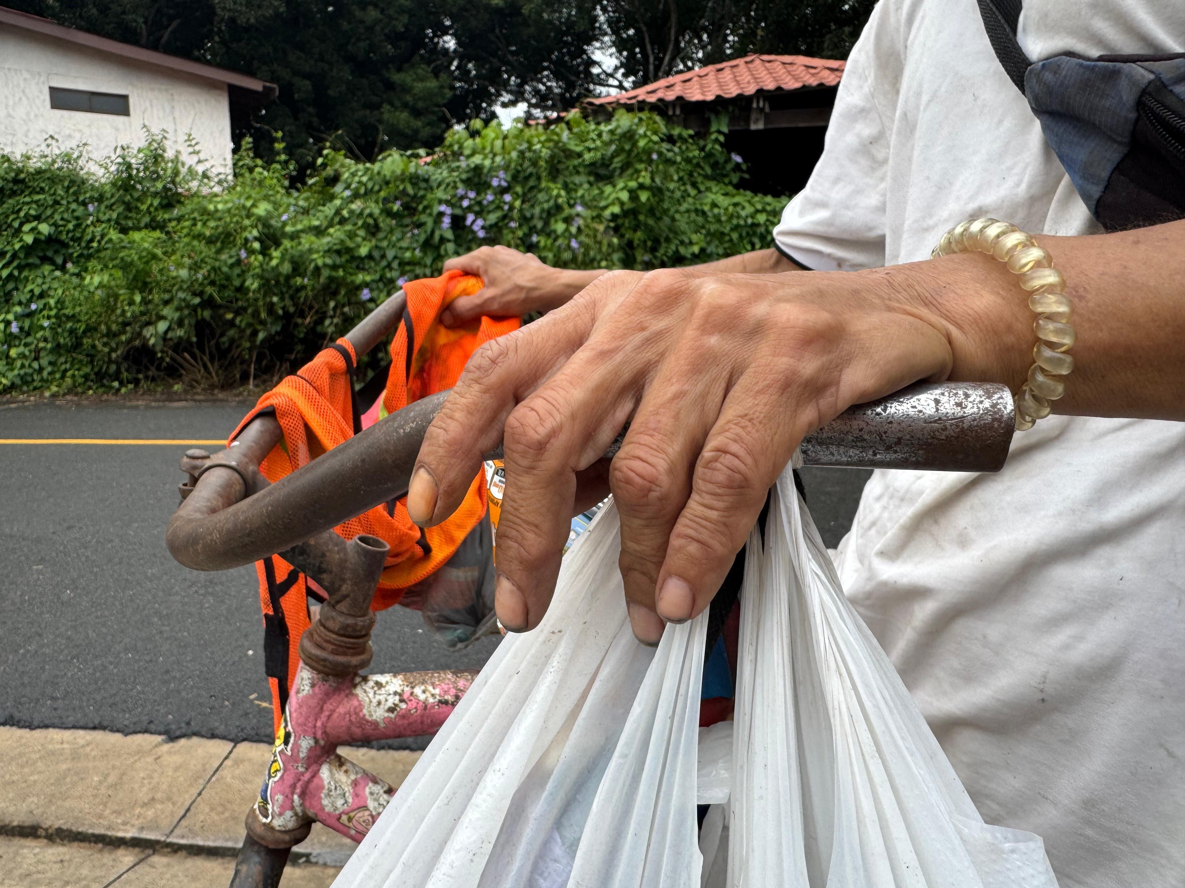 Darling sale todos los días a las 6 a.m., a ofrecer sus productos.