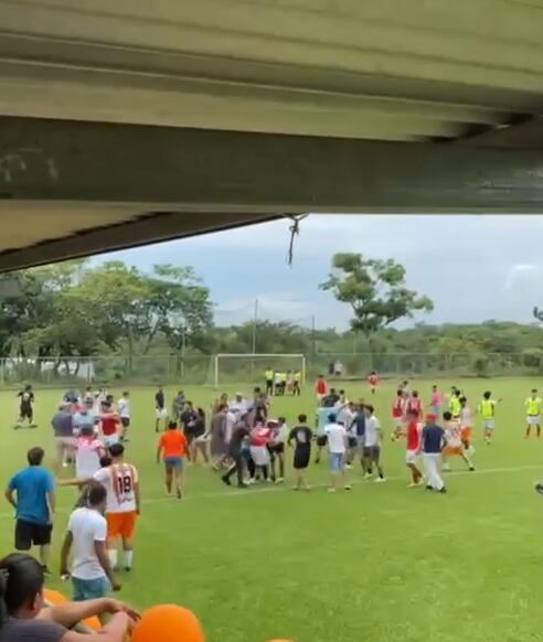 Un partido eliminatorio de Juegos Nacionales entre Puntarenas y San Ramón terminó en pleito. Captura de pantalla.