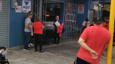 Carro irrumpe en supermercado y casi provoca tragedia: cliente se salva por centímetros