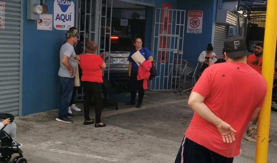 El carro se metió en el supermercado, un hombre se salvó de milagro