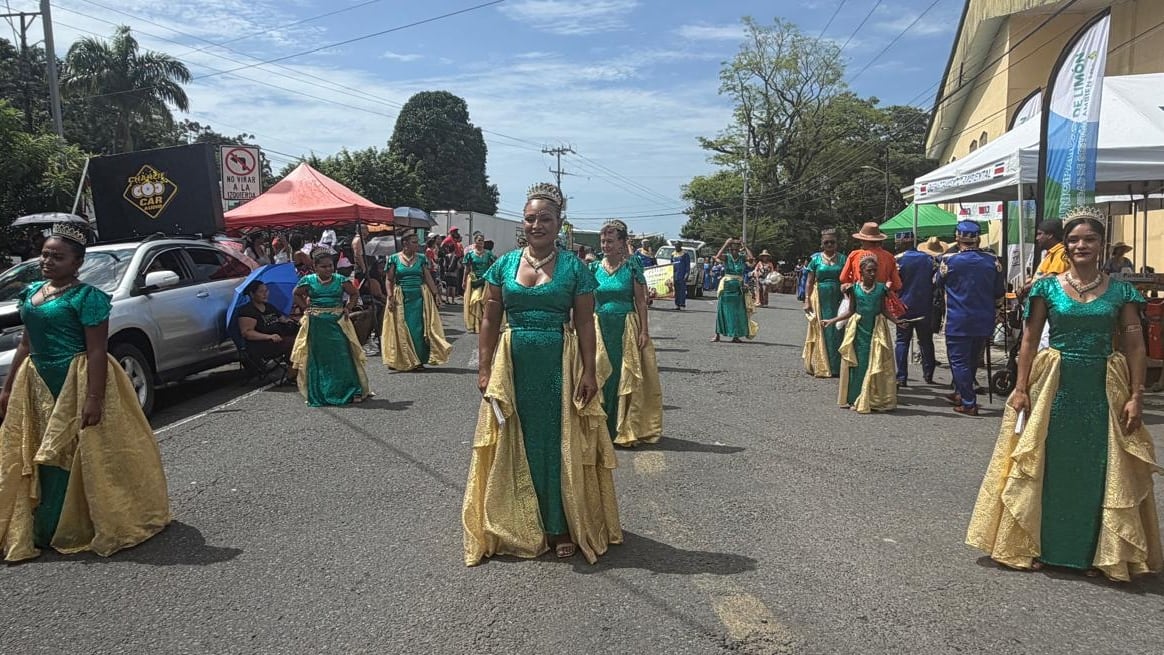 alegría explotó en color, música, baile, tradición y orgullo afrodescendiente durante el desfile Gran Gala Parade que fue parte de la edición XXVIII del Festival de la Cultura Negra “Back to Our Roots” (Volviendo a Nuestra Raíces) 2026.