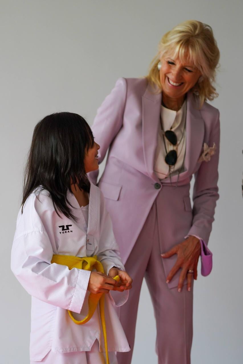 Tayra y Chelsea Burklund Guillén, dos alajueliteñitas de la pura cepa (nacieron y viven en San Josecito), casi no durmieron nada desde el viernes pasado cuando les dijeron que debían preparar una exhibición de su taekwondo para nada menos y nada más que la primera dama de Estados Unidos, doña Jill Biden
