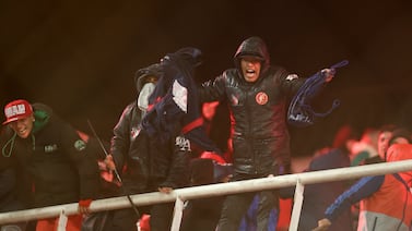 ¿Qué pasó con hombre que saltó de graderías en pleito entre barras en la Copa Libertadores?