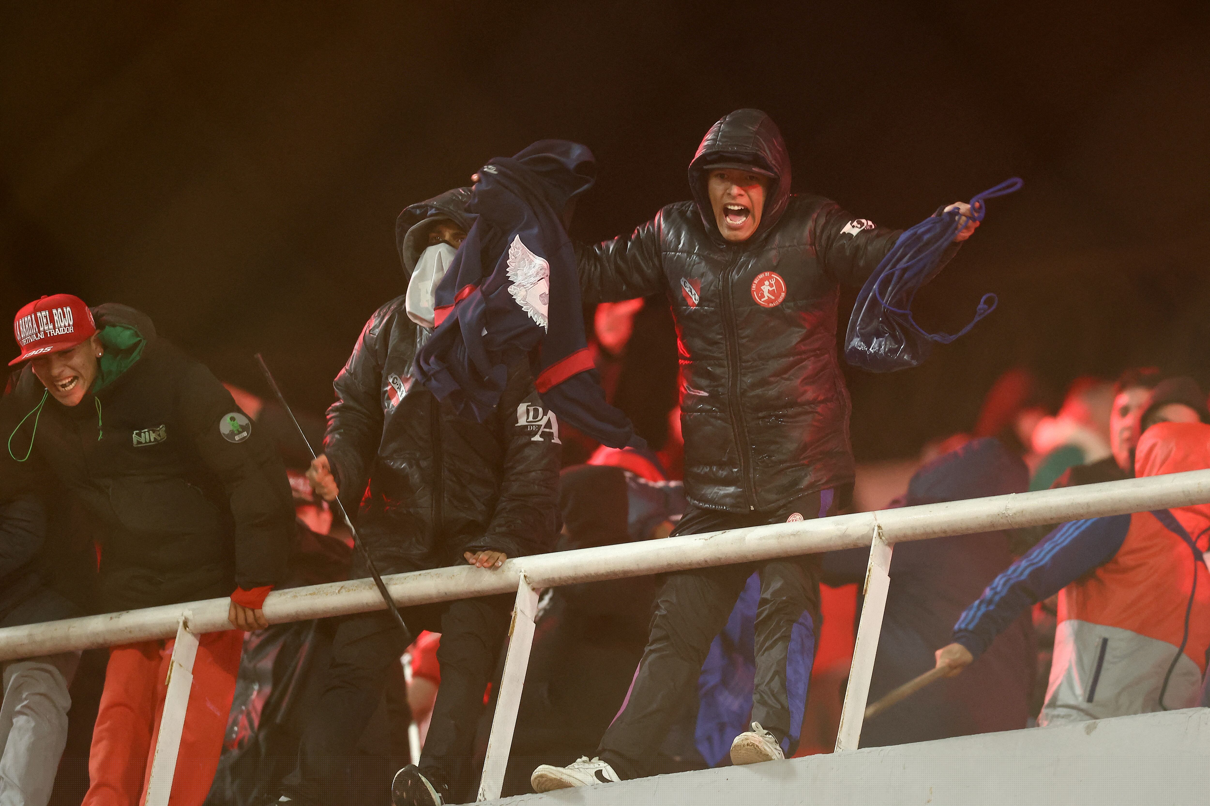Un aficionado de Independiente grita durante los incidentes en el partido ante la U de Chile.